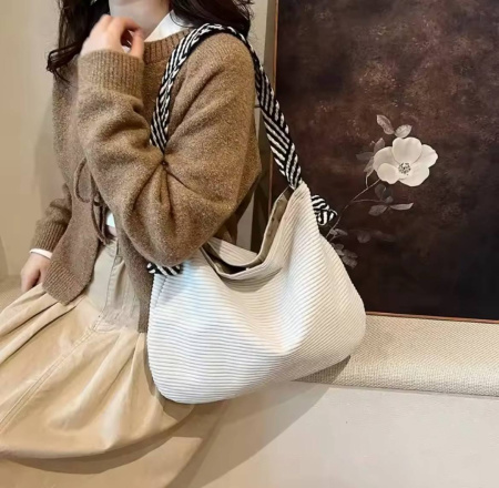 Жіноча сумка з яскравим ременем з щільного текстилю TXT 28220 біла з сірим віддтінком