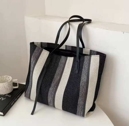 Жіноча полосата сумка-шопер з щільного текстилю TXT 28227 чорна