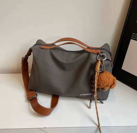 Жіноча сумка з брелоком з щільного текстилю TXT 28217 темно-сіра