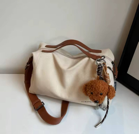 Женская сумка с брелком из плотного текстиля TXT 28218 бежевая Женская сумка с брелком из плотного текстиля TXT 28218 бежевая